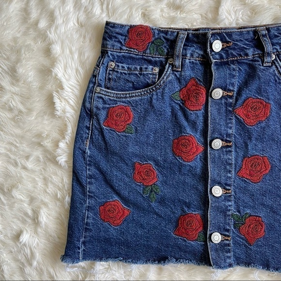 Zara Skirt Rose Flower Embroidered Denim Button Front Mini Blue Red XS - Picture 2 of 9